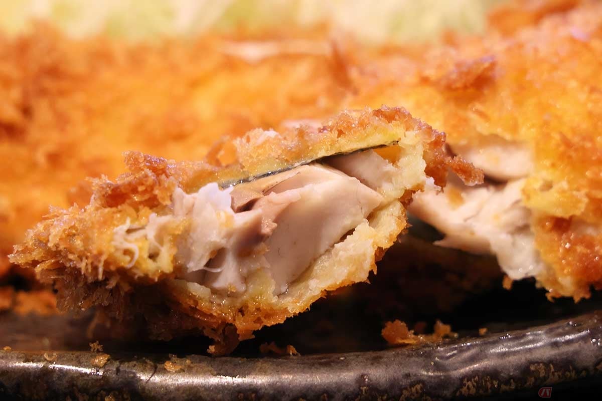 「活あじフライ定食」のアジフライは大きく厚い半身が2つ。味もボリュームも大満足