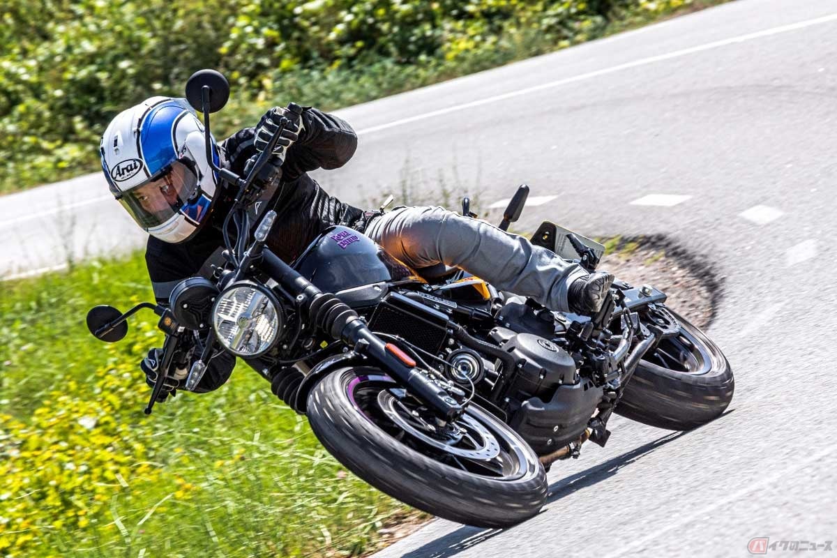 ロイヤルエンフィールド新型「GUERRILLA 450(ゲリラ450)」に試乗する筆者(小川勤)