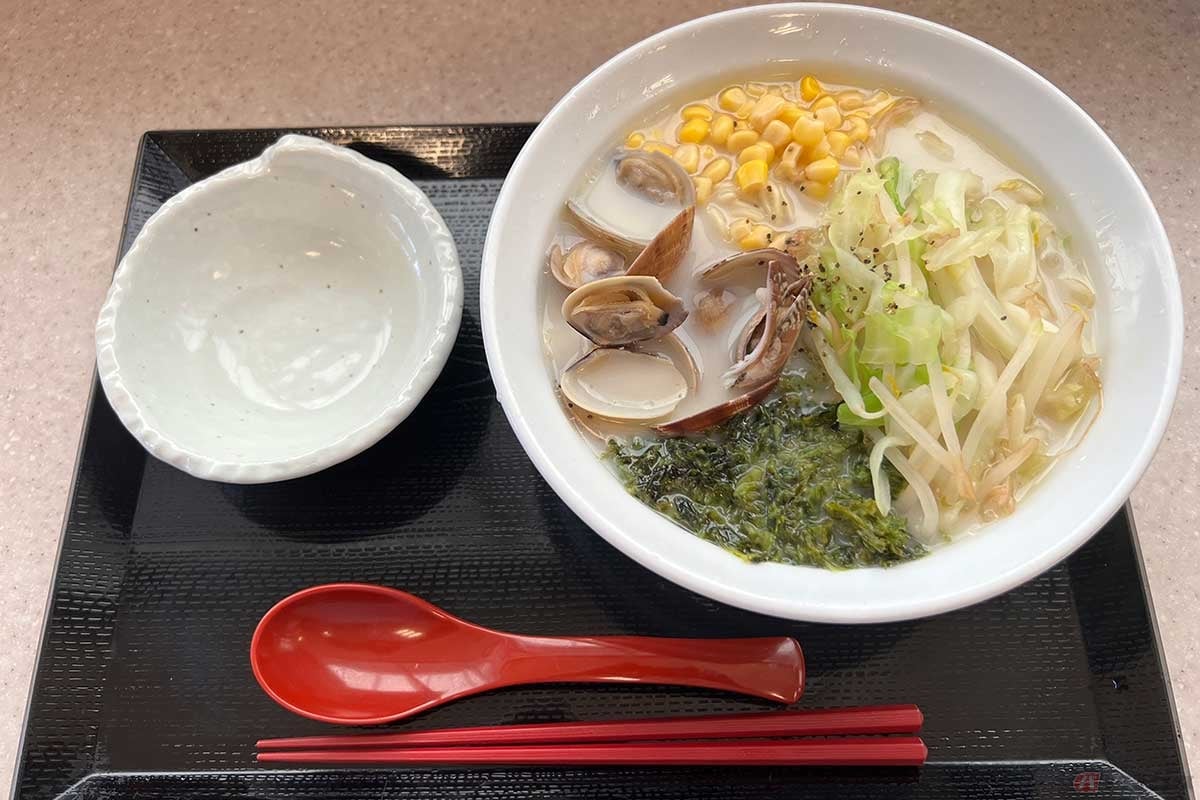 東関道「湾岸幕張PA」(下り)で食した「湾岸幕張の塩ラーメン」(930円)は、大きめのアサリがたくさん入っていて満足度も高い一品。貝殻の捨て皿も用意されている