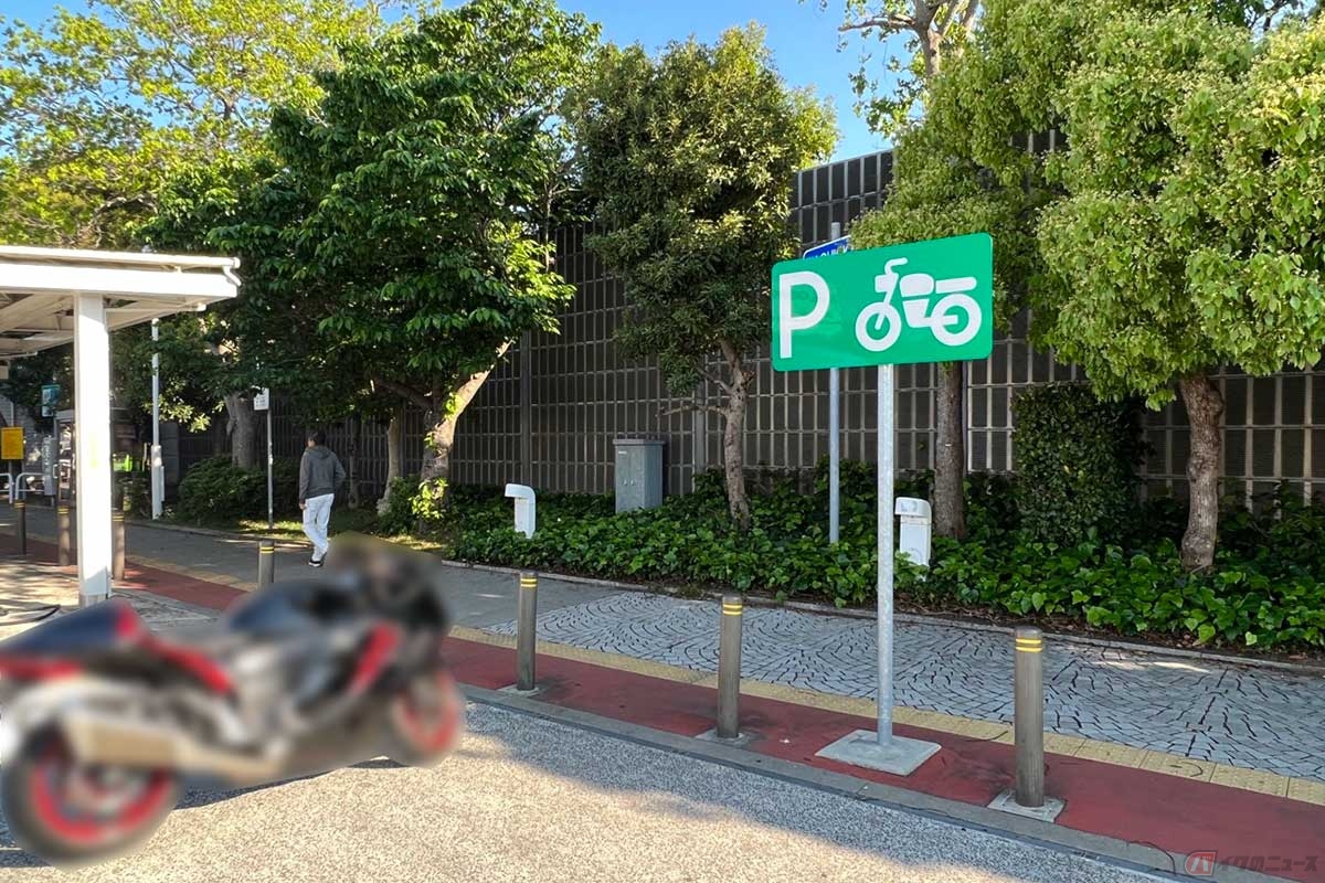 屋根も無くスペースが狭いものの、2輪専用の駐輪スペースは確保されている