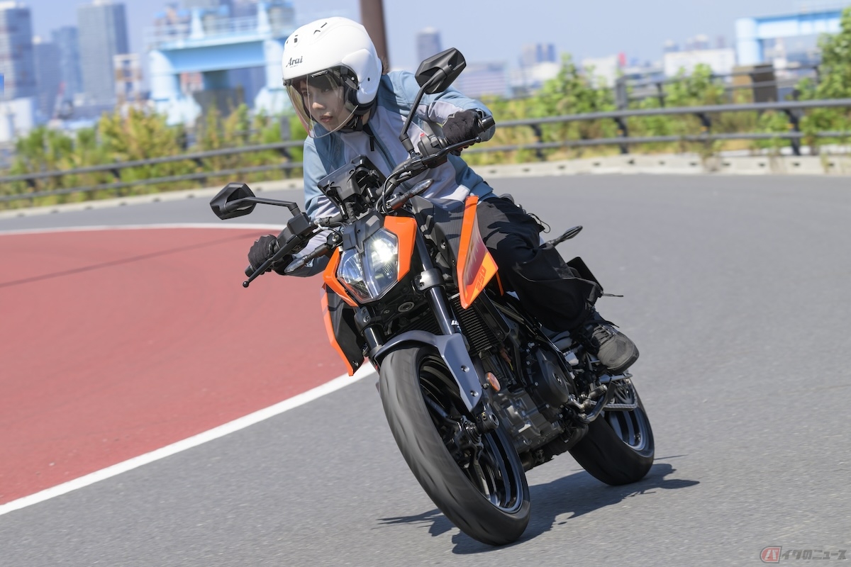 コーナリングではギュインっと体の重心移動でバイクがスッと反応して曲がってくれる