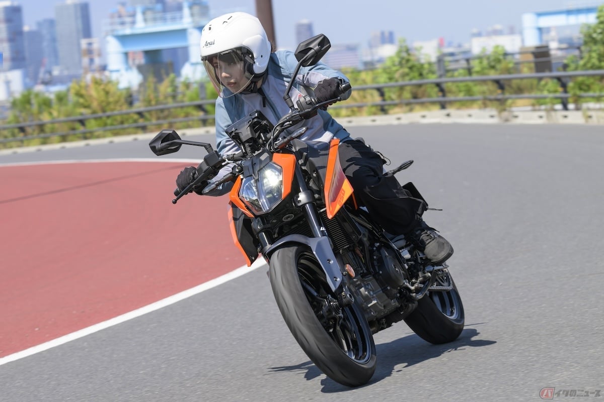 コーナリングではギュインっと体の重心移動でバイクがスッと反応して曲がってくれる
