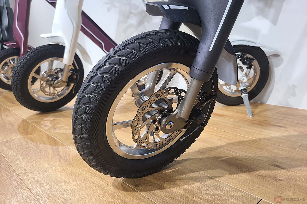 ブレイズの新型モデル「スマートEV特定原付モデル」。前後にディスクブレーキ、フロントにはサスペンションを搭載しています