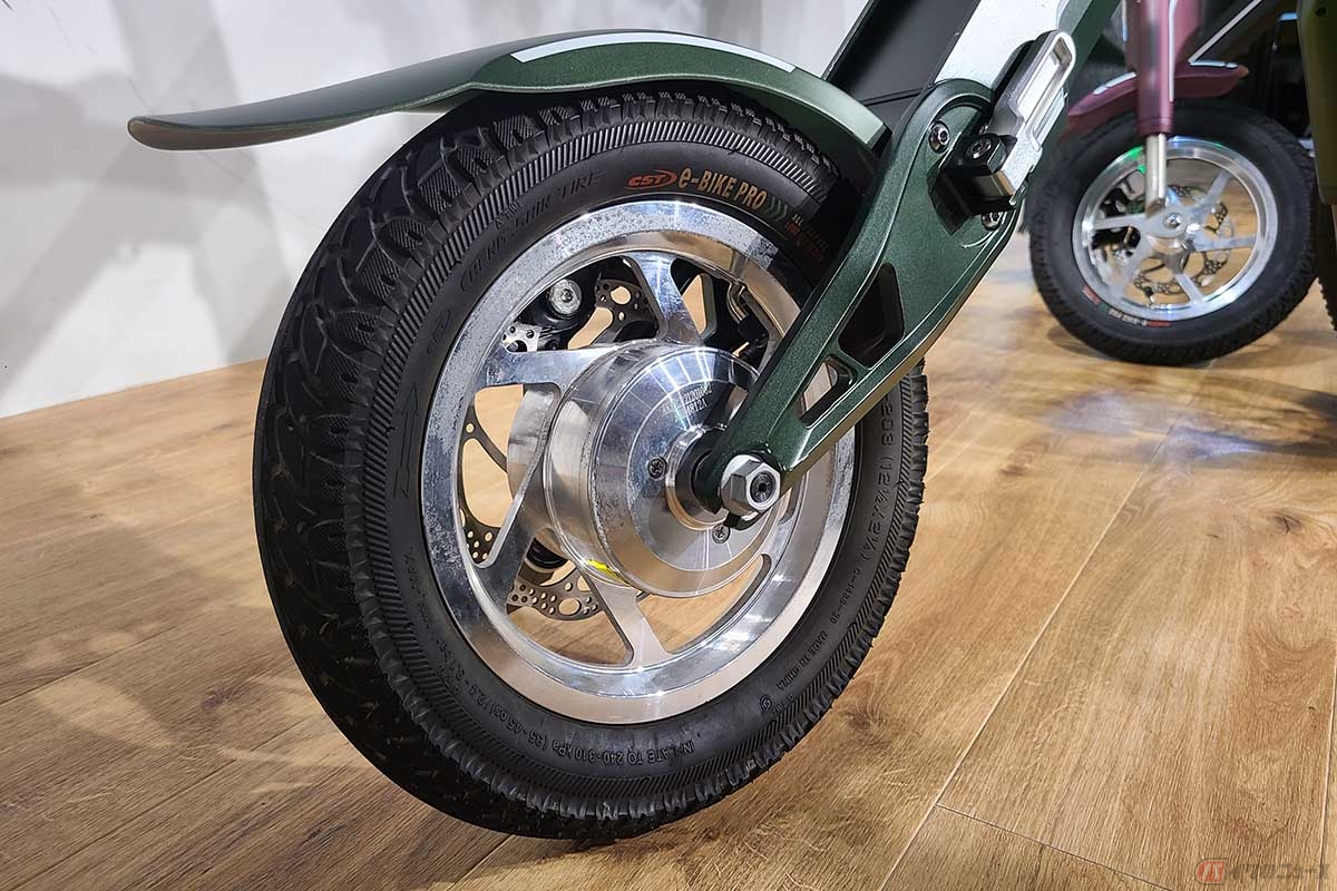 ブレイズの新型モデル「スマートEV特定原付モデル」。リヤホイールにインホイールモーターを搭載