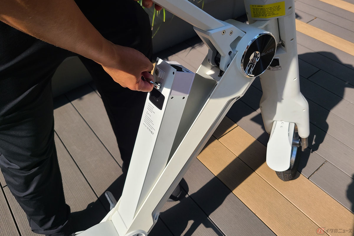 ブレイズの新型モデル「スマートEV特定原付モデル」。バッテリーはフレーム内に収納されています