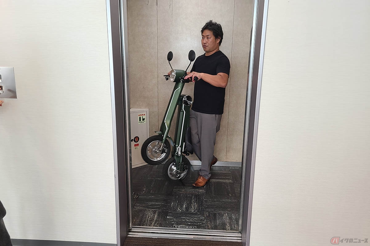 ブレイズの新型モデル「スマートEV特定原付モデル」。狭いエレベーターでも畳んで持ち込めます