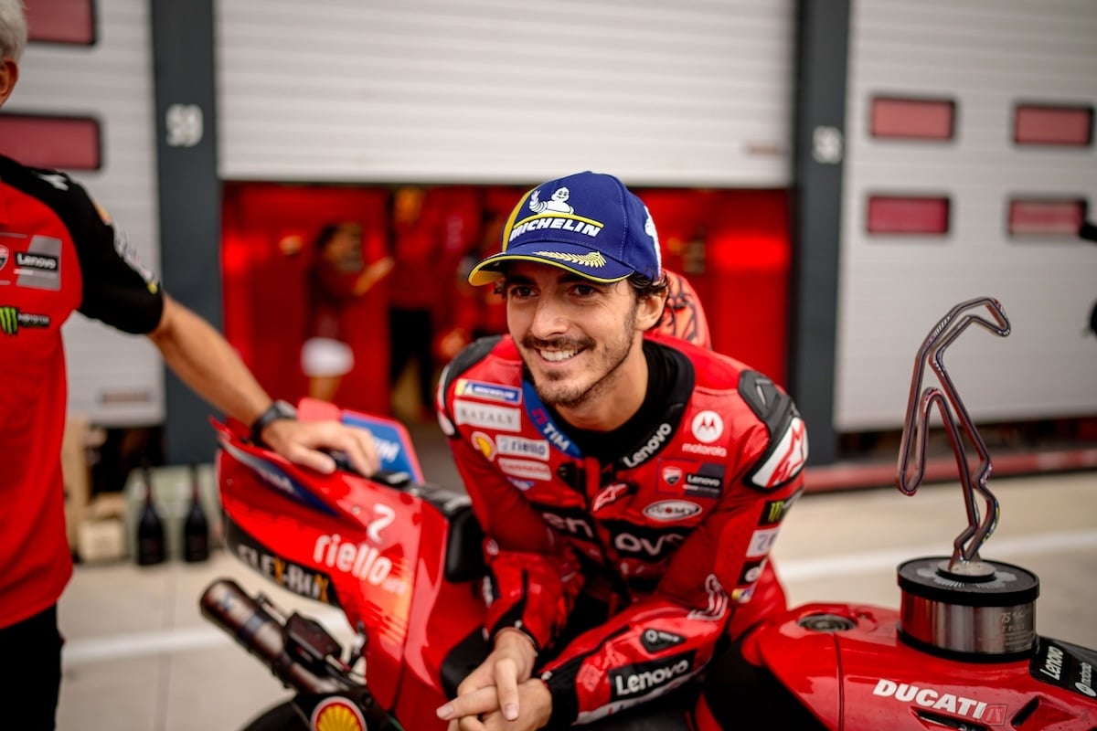 2年連続MotoGPクラスチャンピオンであるフランチェスコ・バニャイア選手も犬を飼っている