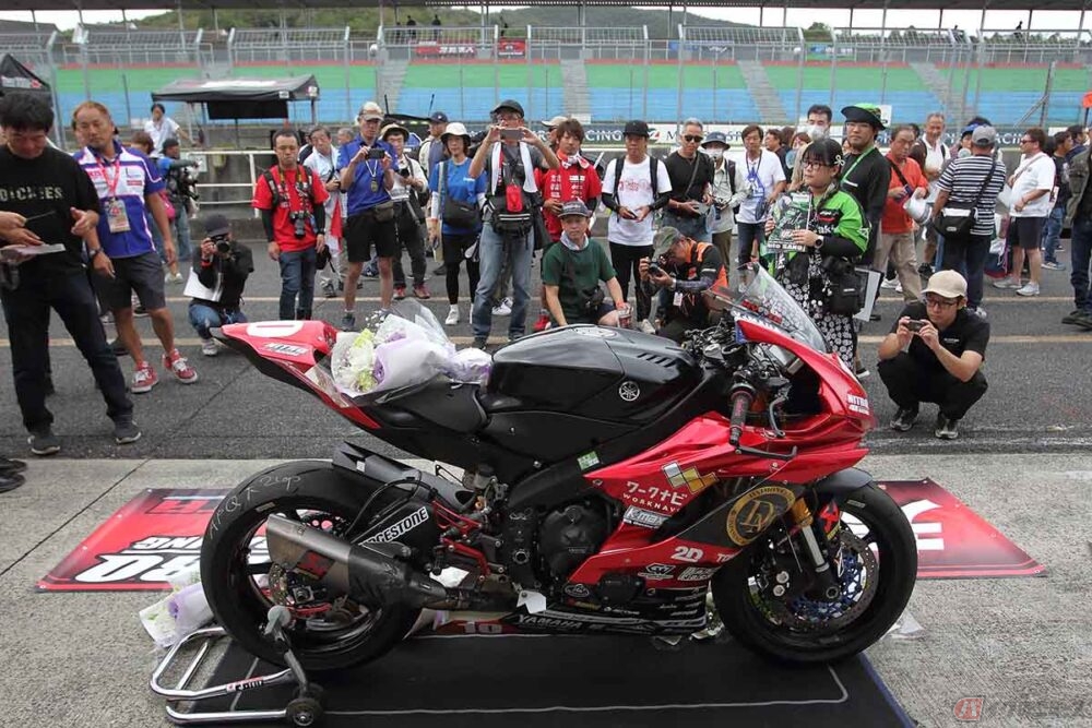 レースで事故死した21歳のライダー芳賀涼大選手 ピットロードで追悼式