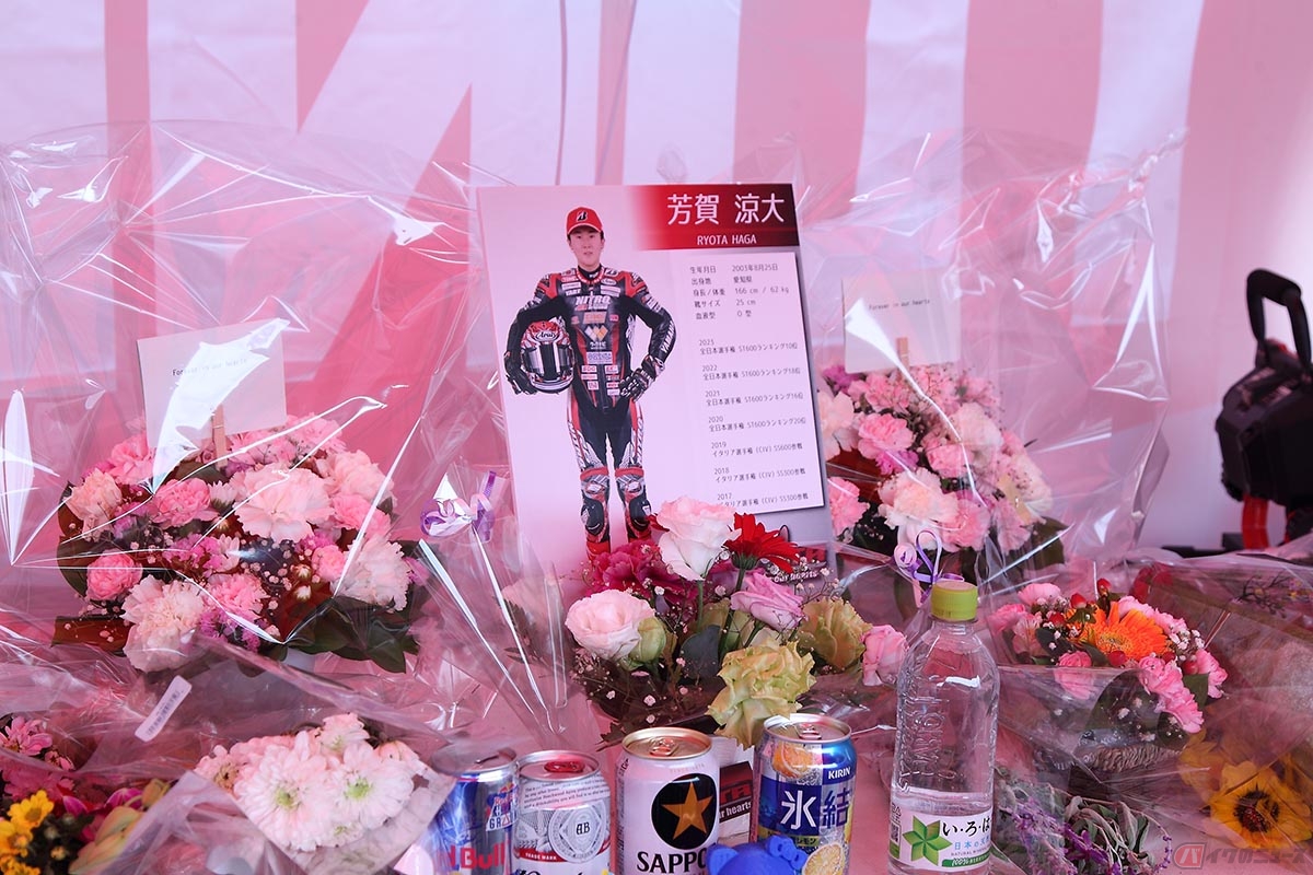 ワークナビ・ニトロレーシングの裏には献花台が設置され、多くの方々が亡き芳賀涼大選手を偲んでお花をたむけました