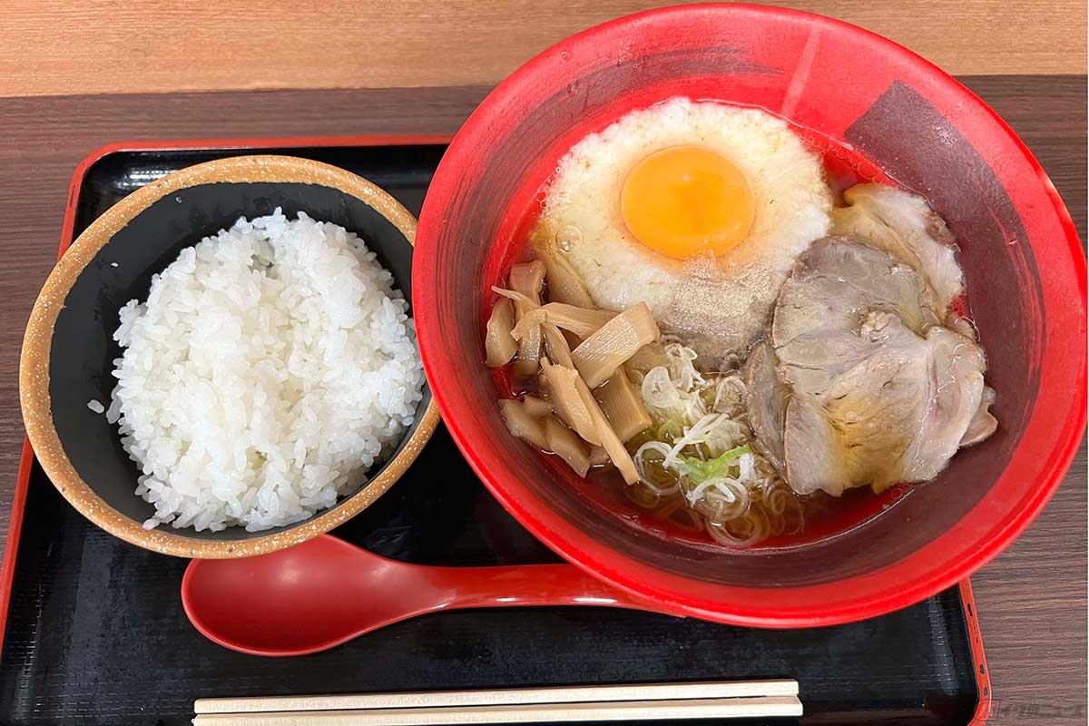 長野道「みどり湖PA」（上り）で見つけた新メニュー「玄二郎ラーメン（ミニライス付）」（890円）は、醤油ラーメンの上に目玉焼きかと思いきや、とろろと生玉子だった。ご飯にも合う