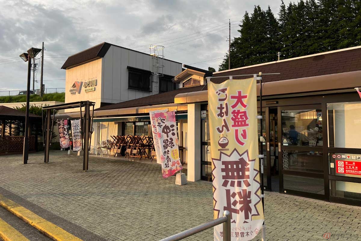 比較的小規模な「みどり湖PA」。2輪専用の駐輪スペースが無かったのは残念