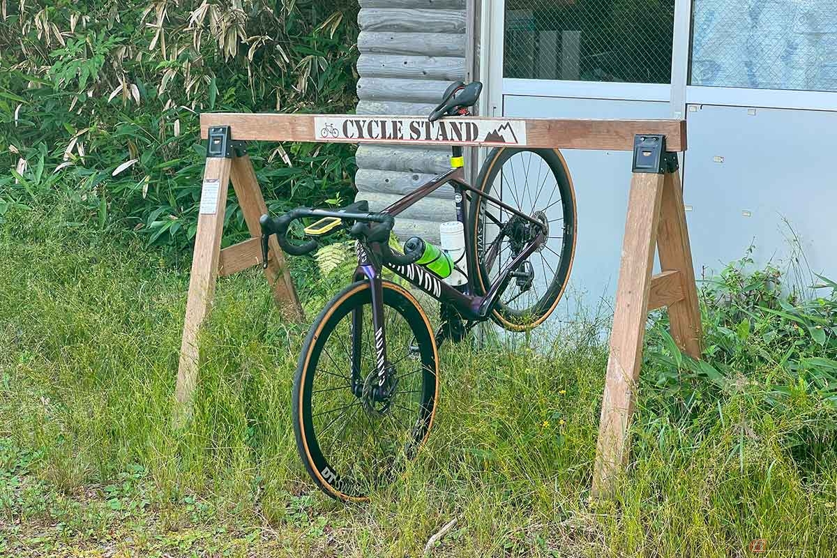 分杭峠山頂に設置されているバイクラック