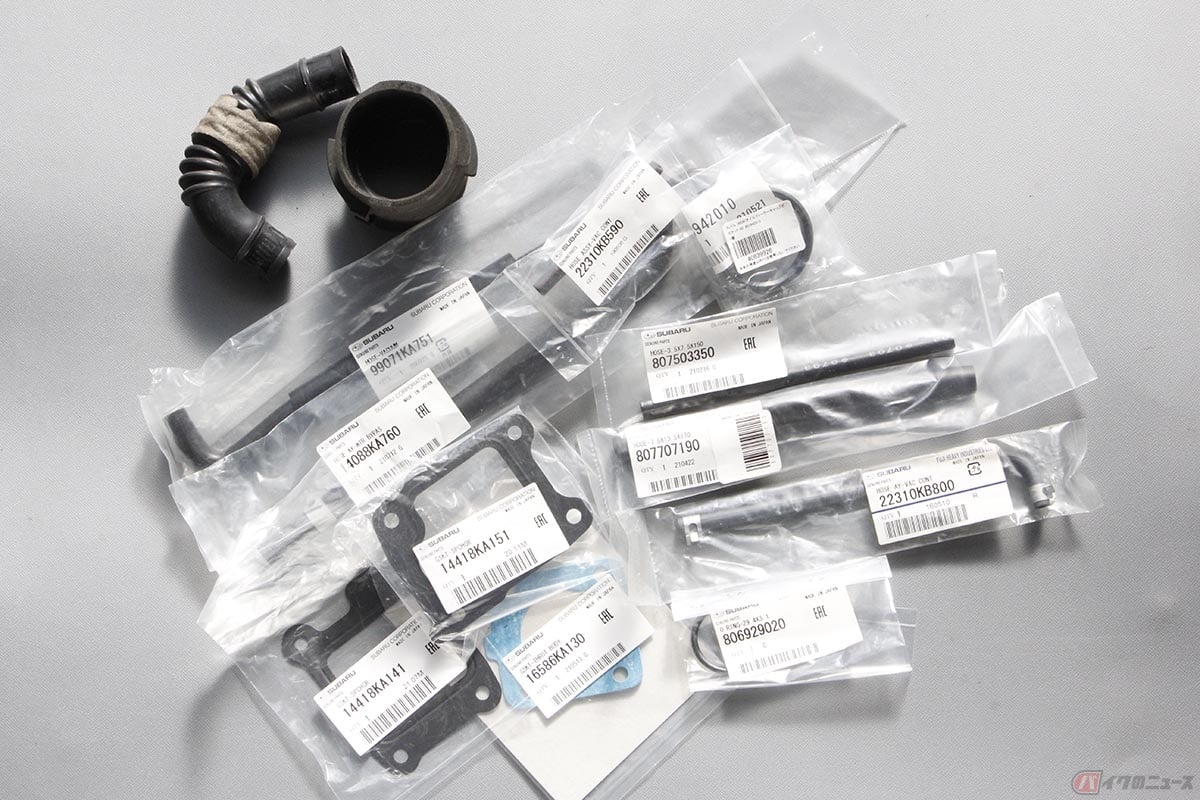 せっかくなので分解する周辺の消耗部品は注文しておきました。ゴムホース類がカチカチに劣化していたら、即交換と思いましたが、意外なほど弾力性が残っていました。過去に交換履歴あり!? なのかもしれません