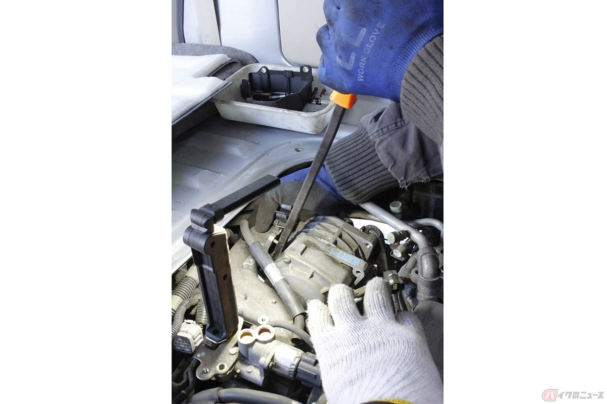 力技のように見えますが、暖かい時期ならゴム部品も柔らかくて、もっとスムーズに脱着できたかもしれません。スーパーチャージャー本体は、小型のバールでこじりながら上へ抜き取りました
