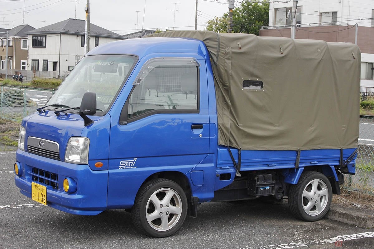 左側面に小さな「のぞき窓」を追加した軽トラサンバーの幌車。この位置の横長の寸法には大きな意味があるのですが、軽トラを運転した経験が無い方には「なんでこんなところに窓を?」と不思議がられてしまいます