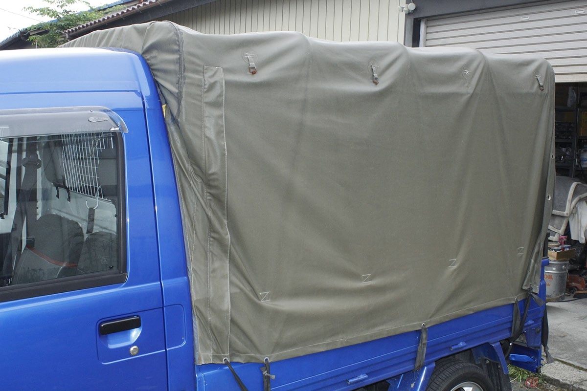 雨の日、特に梅雨時期には、荷台の荷物を守るために威力を発揮してくれるのが幌車だと思います、赤帽のパネルバンも魅力的ですが、使い勝手という意味では、この仕様の幌車なら「アオリ3方開き」で利用できて超便利です。お気に入りの装備です