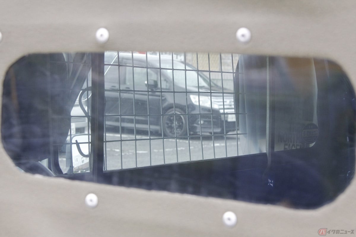 左側幌の小さなのぞき穴は、後方窓の施工状況を確認してから作業進行しました。この程度の大きさなら、アルミ枠なしの直接リベット固定でも強度的に十分だと判断しました。この「のぞき窓」こそ追加して大正解です!!