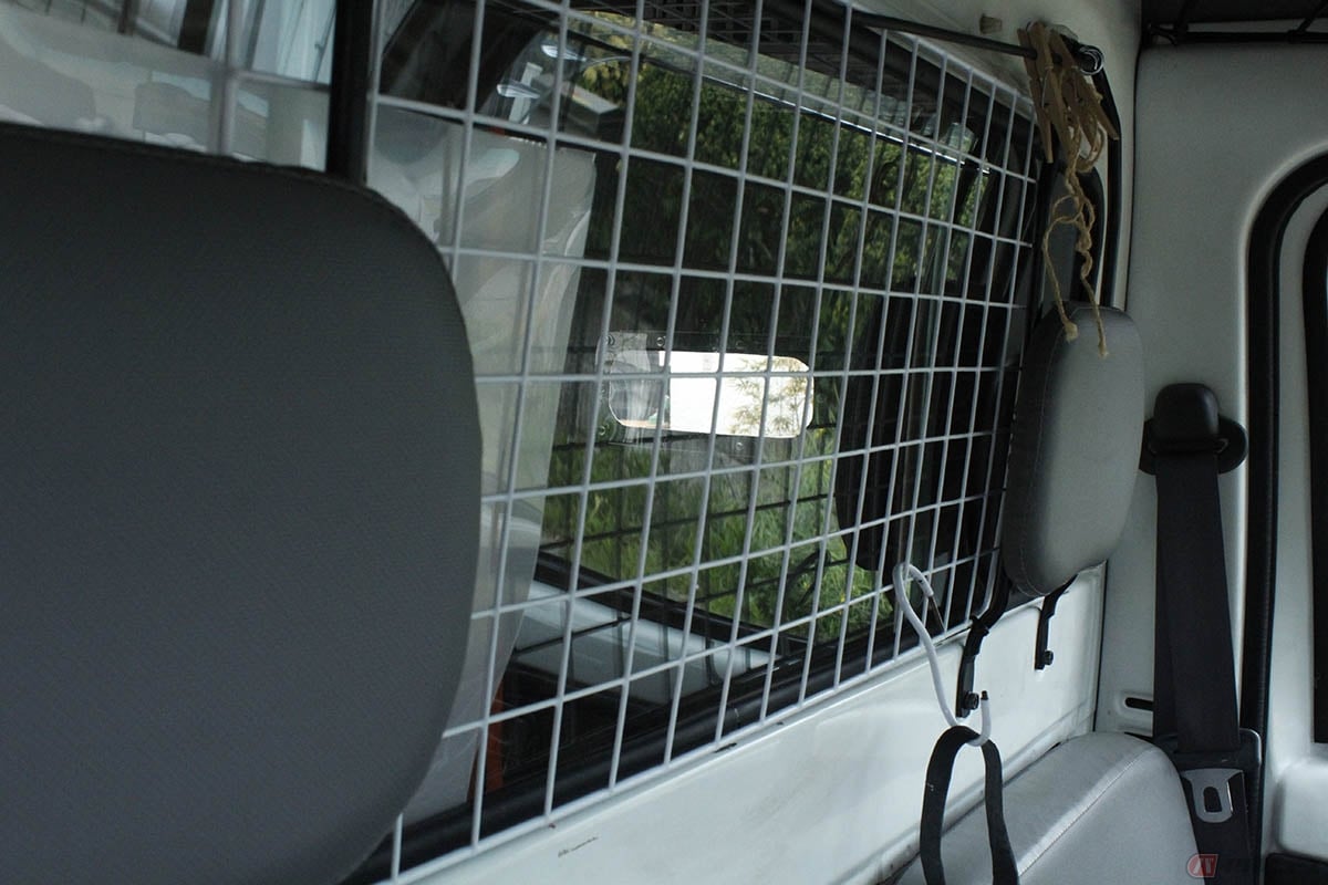 屋外から左幌窓をのぞき込むと運転手の顔が見える角度になります。つまり運転席から左斜め後方の視界が見える角度にのぞき窓を取り付けました。これで安全確認が相当楽になるはずです。運転してみればわかると思います