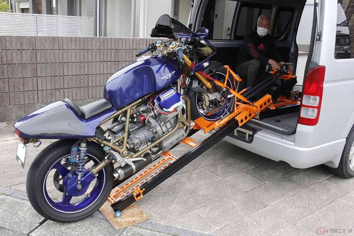 本体のレールとなるフレーム部分はなんとアルミ製。軽量かつ高剛性な設計が特徴で、耐候性の高いアルミニウム合金を採用しています。しかも表面処理(陽極酸化処理)を行うことで、圧倒的な耐性を誇ることも大きな特徴です