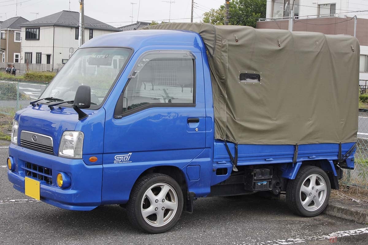 背高のっぽの赤帽純正幌荷台から背が低いこれまでの軽トラサンバーで利用していた幌へ交換したことで、装甲車!?のような雰囲気でもある青帽サンバー。左後方の視界を確保できる「小窓」を追加したことで、安全確認が楽になりました。「幌車」はバイクが濡れなくて最高です