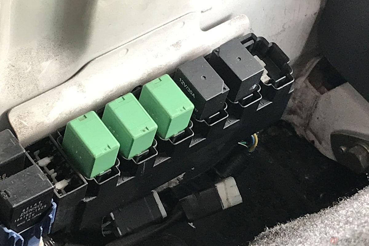 今ひとつ冷えが悪かった原因は、エアコンスイッチのリレーだったようです。スイッチング時には切り替わりますが、マグネットスイッチが保持できず、リレーが熱を持つと単なる送風に変わりました。社外部品ながら新品リレーに交換して症状は改善しました