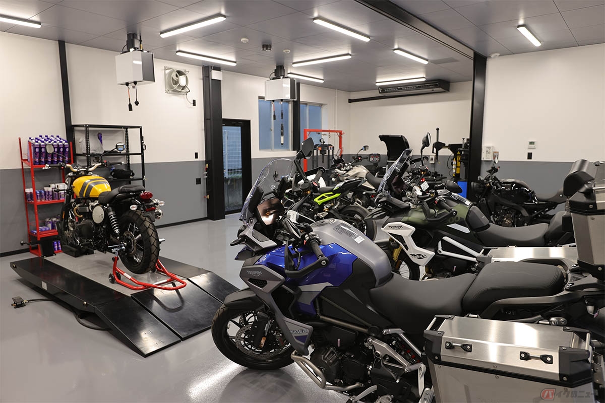 最寄りのバイクショップでバッテリーを充電してもらえば電圧は回復する