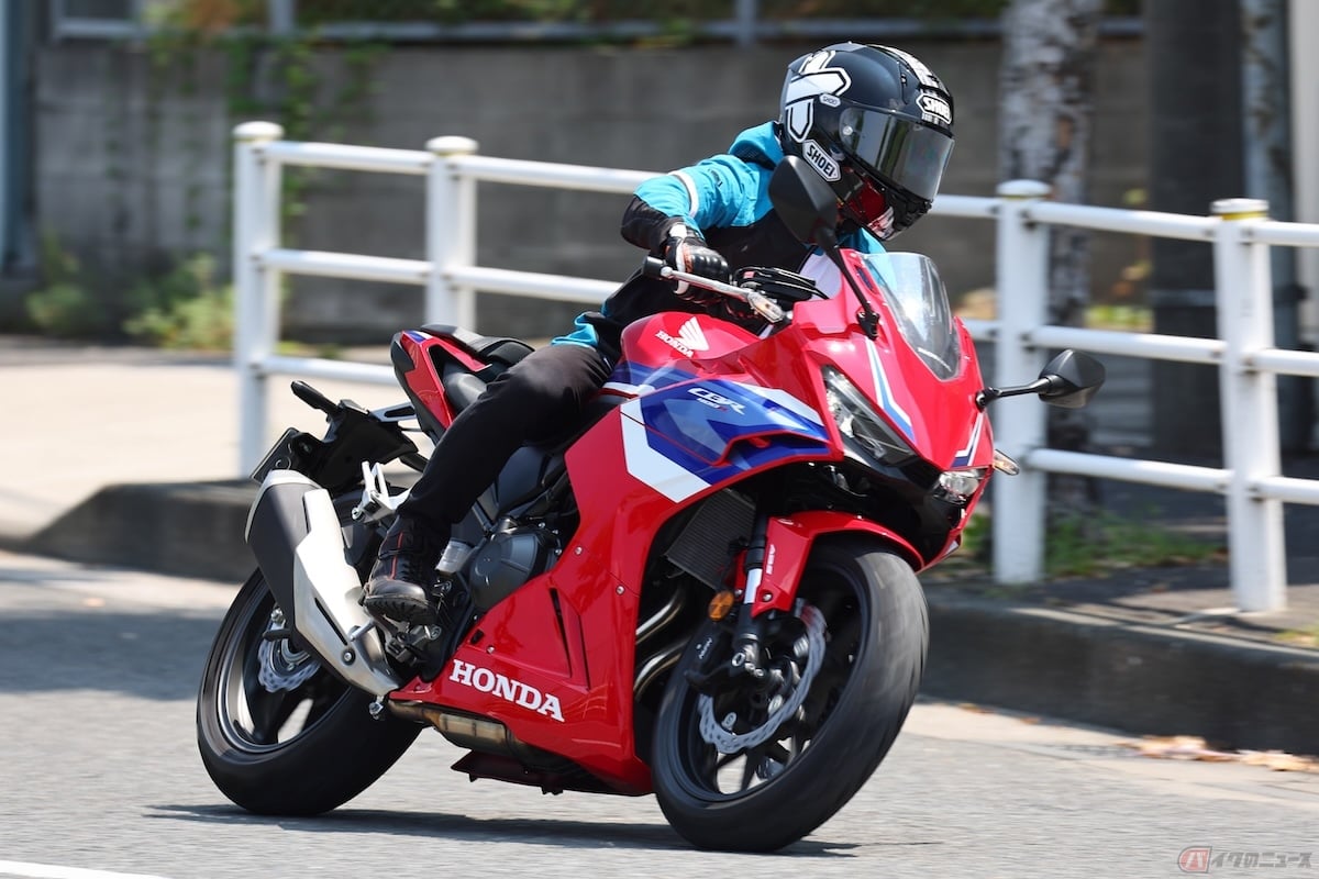 レーシングライダー石塚健選手がホンダ「CBR400R」の楽しみ方を解説