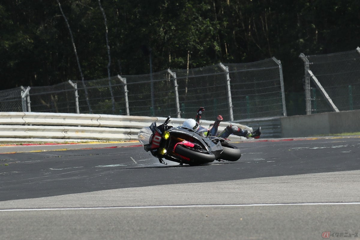 ハイサイドは、主にバイクでカーブを走行している最中に起こる転倒トラブルの一つ