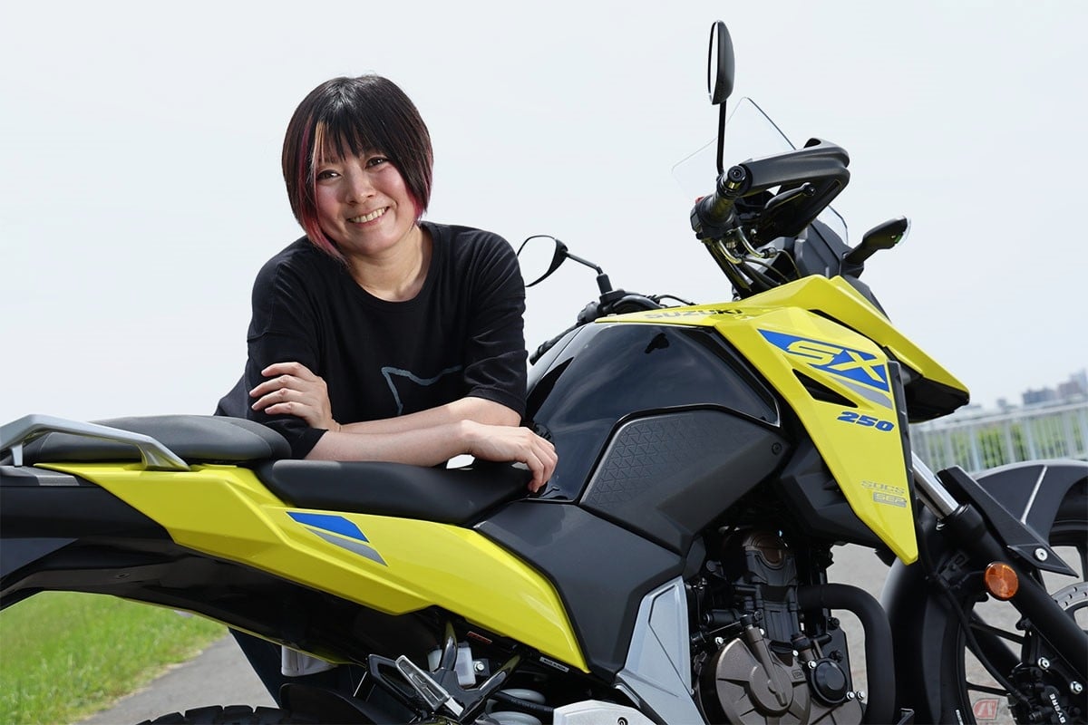 スズキの250㏄アドベンチャー「Vストローム250 SX」と筆者(先川知香)