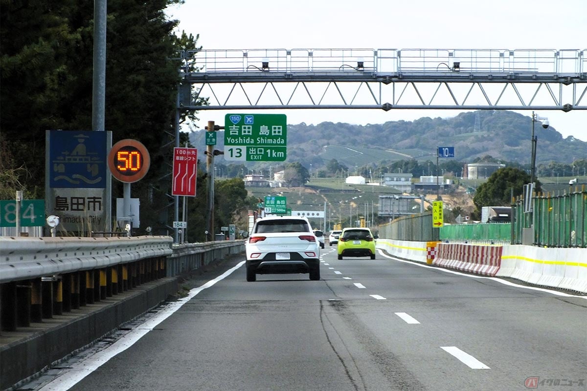 高速道路の最高速度が50km/h以下に制限されている場合は、指定の最高速度を超えない安全な速度で走ればよい