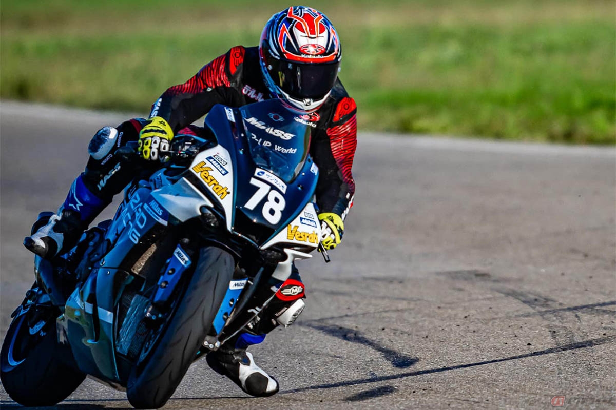 moto RCに参戦しモーターパーク・ロムニアを走る大久保光選手