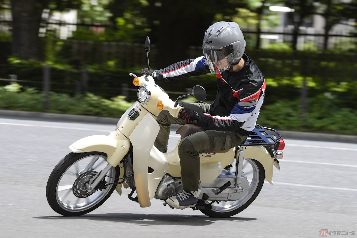 スーパーカブ110は50ccモデルと同じ車体を使っているので、新基準原付になっても乗り心地はさほど変わらない