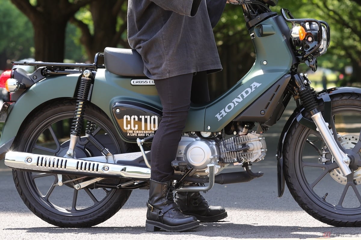 「足つきがよい」と言われるバイクは、停車時や跨る時にしっかりと足がつくバイクのことを指す