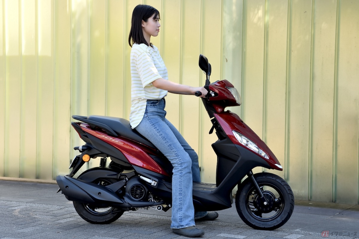 シート高735mmとシート高が低く設計されているJOG125