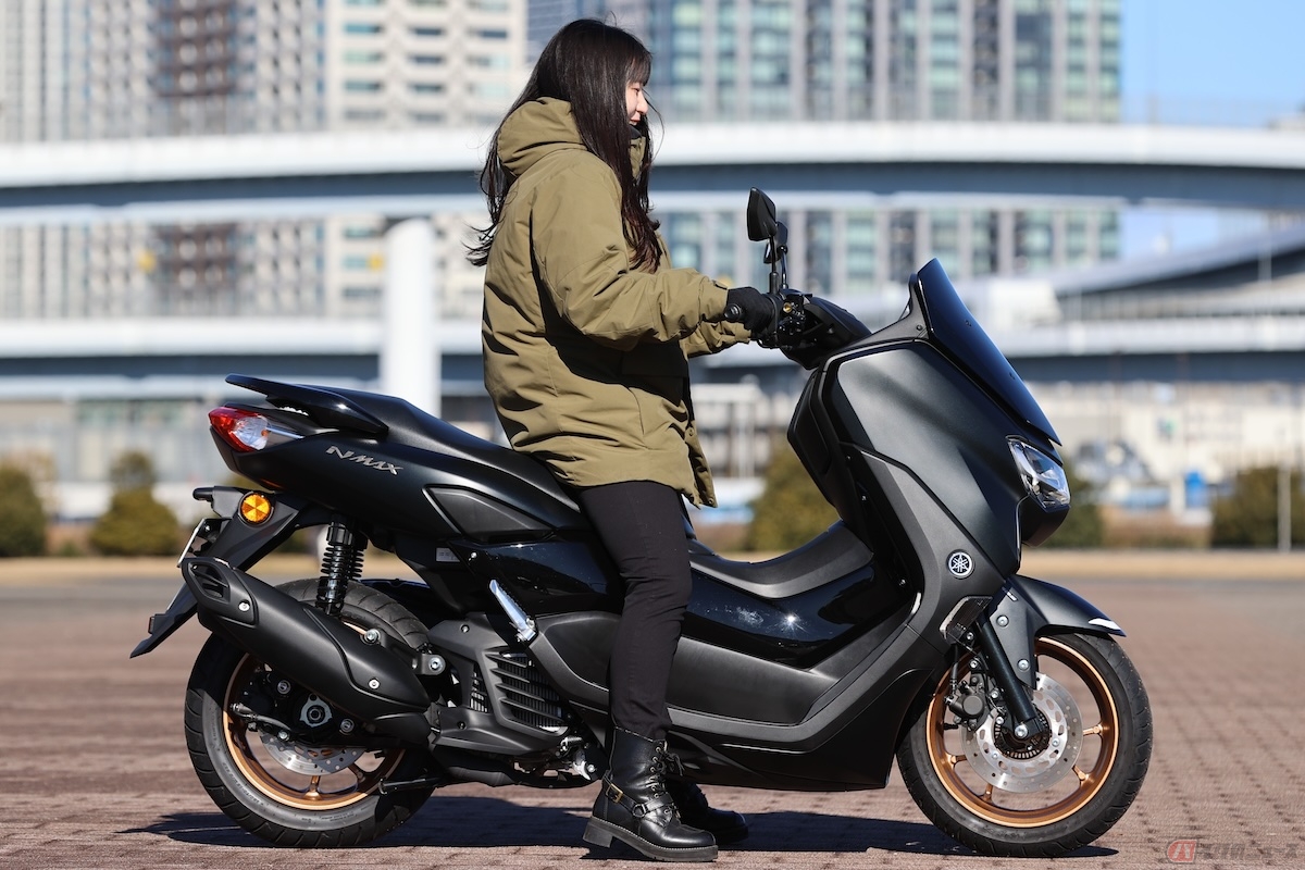 シート高は低く乗り降りしやすい765mmで設計されている