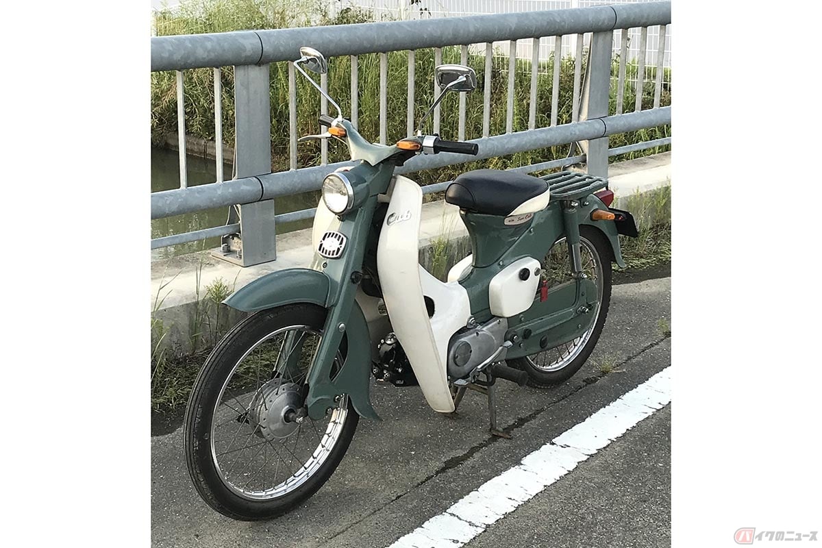 1962年の秋頃、おそらく9月末から10月頃に本田技研工業鈴鹿製作所で生産されたスーパーカブ。1961年の前期生産車までは赤い表皮のシートを装備していましたが、1962年後期にはC100/C102/C105ともに黒/白ツートンのシートを採用していました。