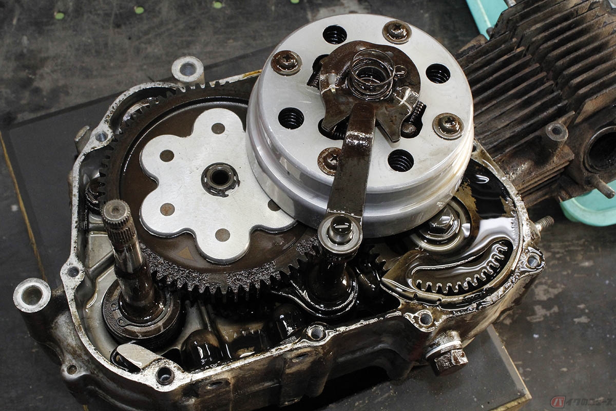 遠心クラッチ式のホンダ横型エンジンのルーツがここにあります。見た目では、モンキーのそれと酷似していますが、オイルポンプがレイアウトされる代わりに、クランクシャフト右下にはカムシャフトが組み込まれます。それにしてもエンジン内部が真っ黒け……