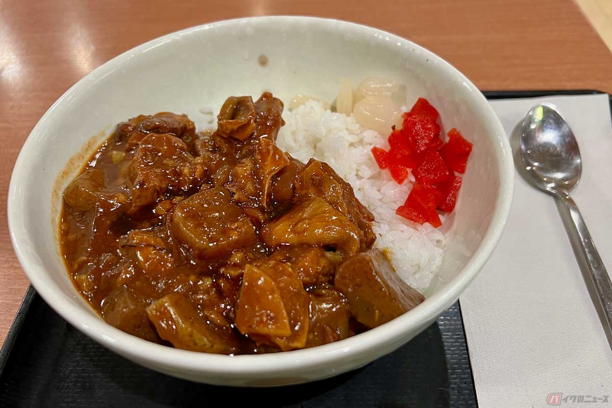 中央道「談合坂SA」で注文した「牛すじカレー丼」(1000円)は、具材たっぷりで夜に食べるのは少し罪悪感があるが、それもまた良いかも