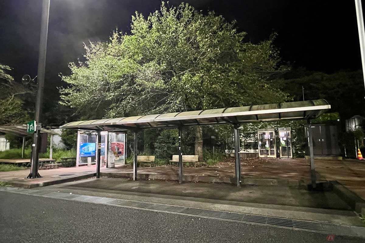 ツーリングライダーにも馴染み深い「談合坂SA」(下り)には、屋根付きで2輪専用の駐車スペースもしっかり確保されている