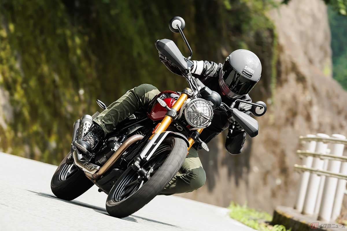 トライアンフ新型「SCRAMBLER 400 X」(2024年型)に試乗する筆者(中村友彦)