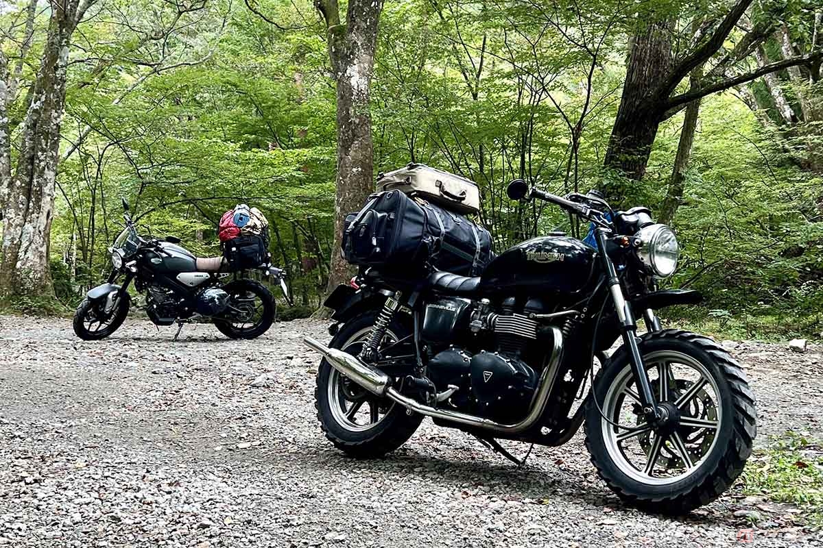 筆者（黒田悟志）の営むコーヒー屋の近所にあるビストロ“endroll”の店主の愛車トライアンフ「ボンネビル」（手前）と筆者の愛車ヤマハ「XSR155」（奥）