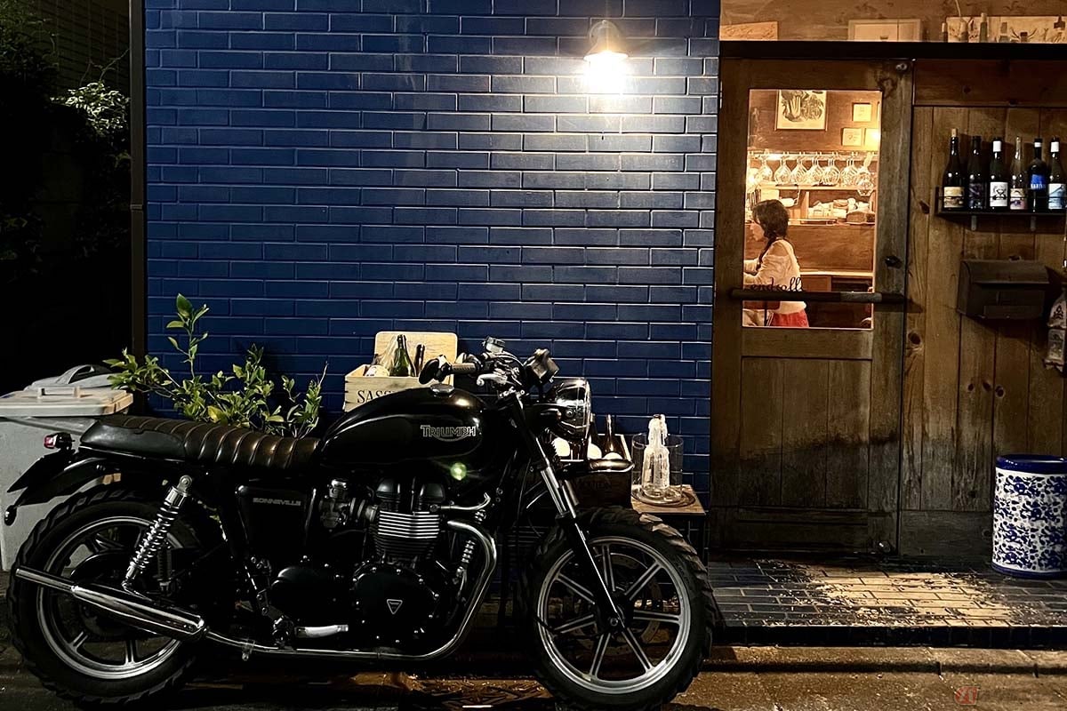 筆者(黒田悟志)の営むコーヒー屋の近所にあるビストロ“endroll”の店主の愛車トライアンフ「ボンネビル」