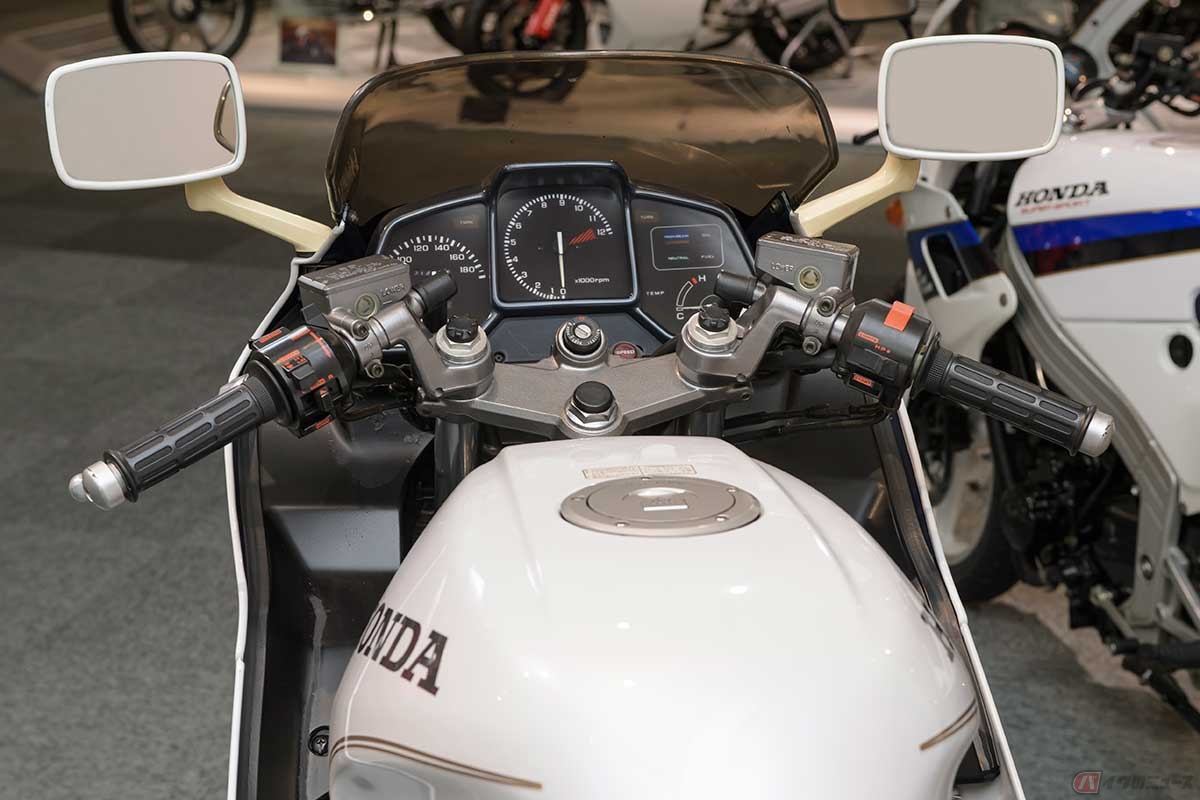 ホンダ「VFR750F」が魅せたアートとは? 1000kmの旅に誘う高性能と品格 ホンダ「VFR750F」が魅せたアートとは? 1000kmの旅に誘う高性能と品格