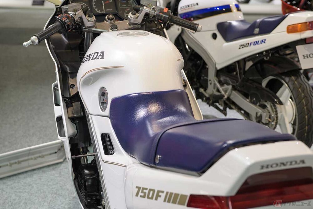 ホンダ「VFR750F」が魅せたアートとは? 1000kmの旅に誘う高性能と品格 ホンダ「VFR750F」が魅せたアートとは? 1000kmの旅に誘う高性能と品格