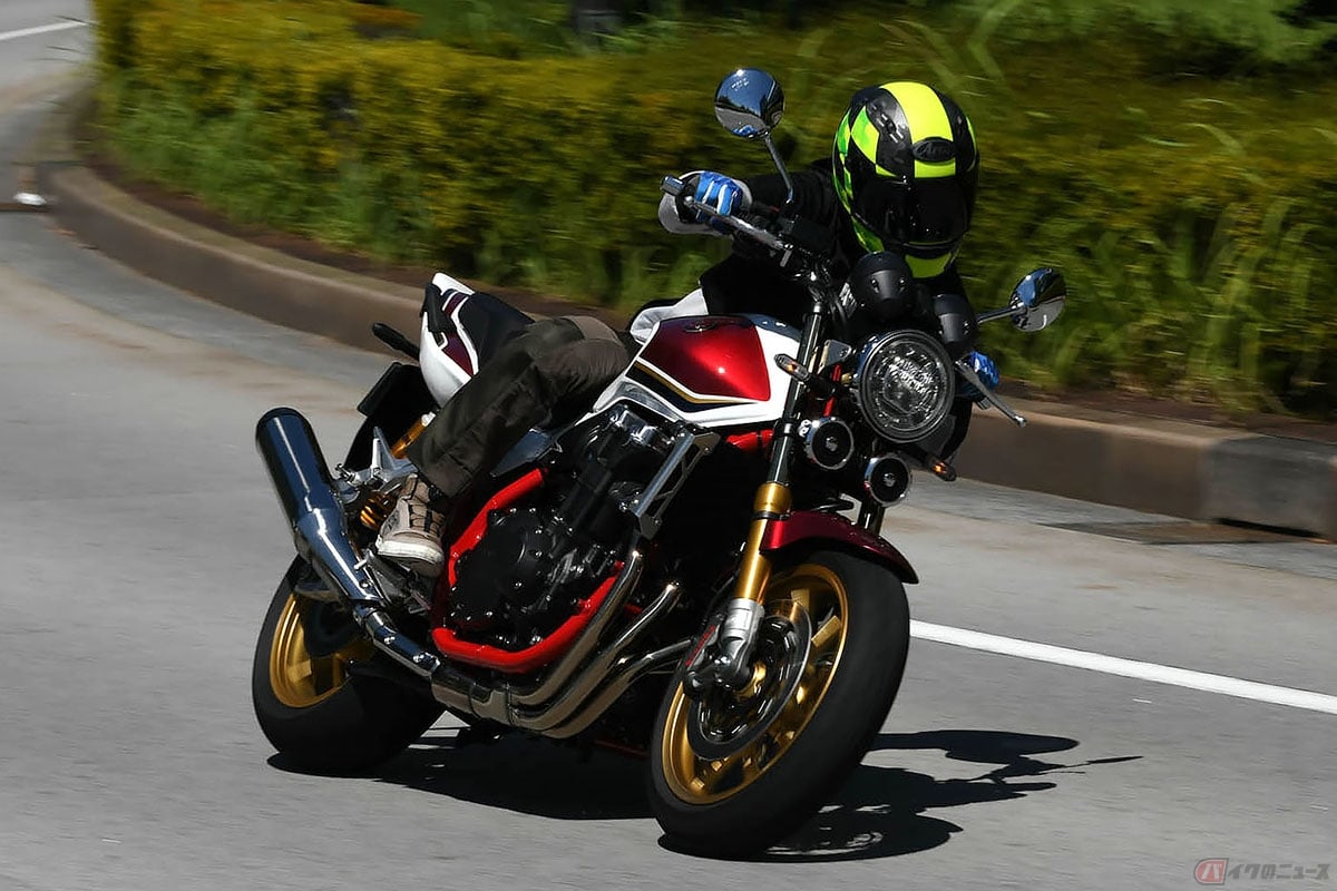 ホンダ「CB1300 SUPER FOUR SP」に乗る筆者(青木タカオ)