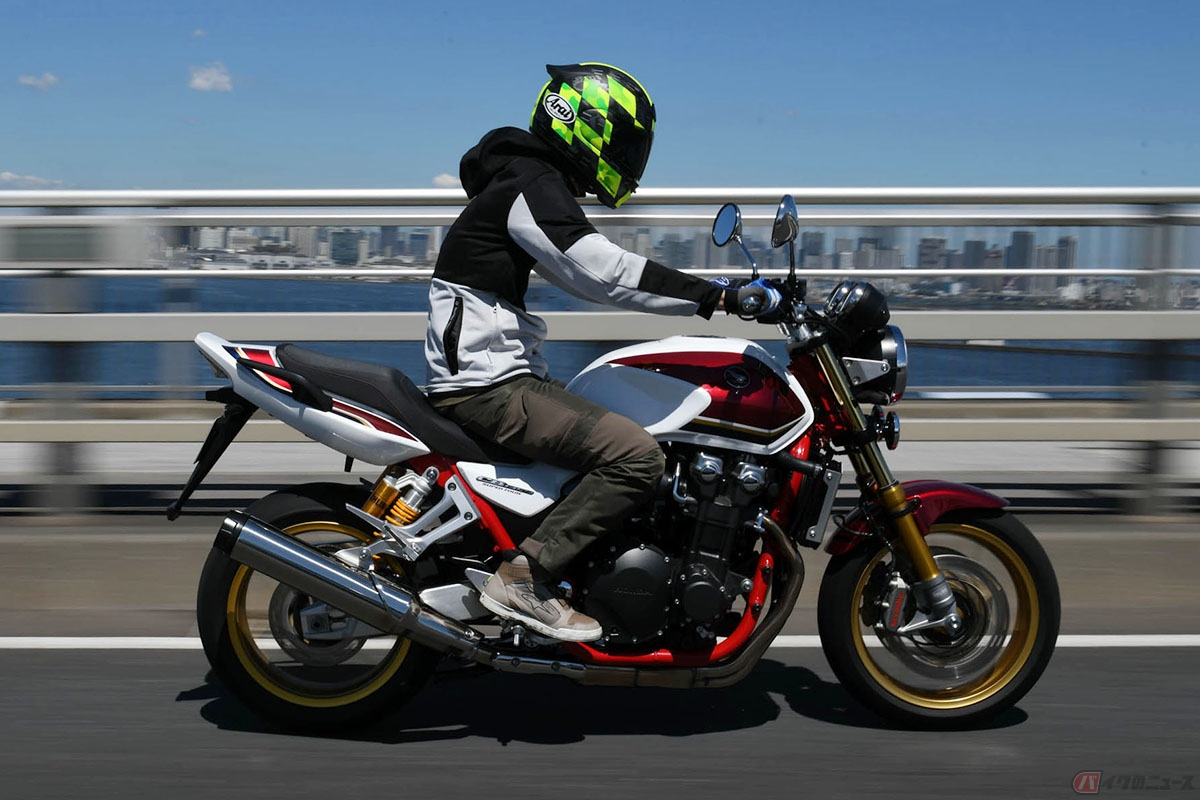 ホンダ「CB1300 SUPER FOUR SP」に乗る筆者(青木タカオ)