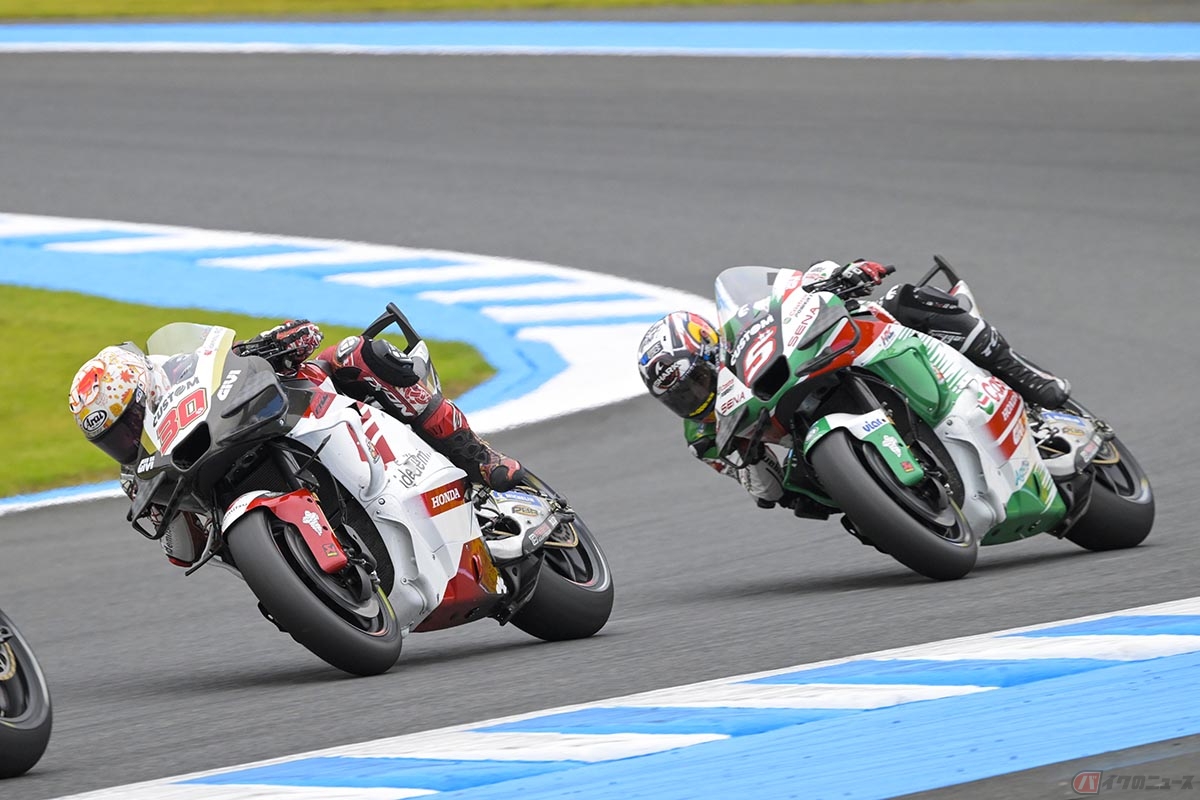 レギュラーライダー最後の日本グランプリスプリントレースを走る中上貴晶選手。残り8周でヨハン・ザルコ選手（カストロール・ホンダLCR）にインに入られ接触転倒、リタイアでレースを終えています