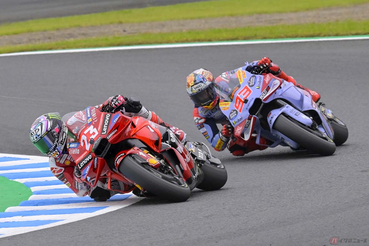 レース終盤で激しい2番手争いを見せたエネア・バスティアニーニ選手（#23）と3番手マルク・マルケス選手（#93）