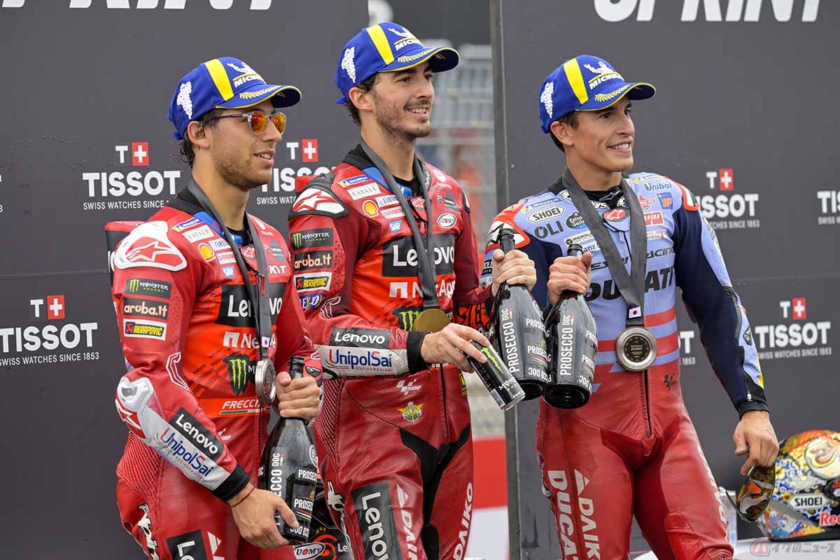 スプリントを制したフランチェスコ・バニャイア選手（中央）、2位のエネア・バスティアニーニ選手（左）、3位のマルク・マルケス選手（右）