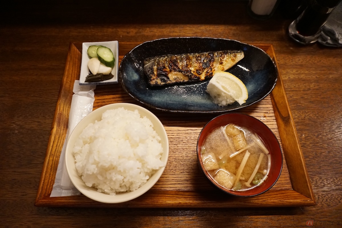 ご飯大盛りの焼き鯖定食が到着